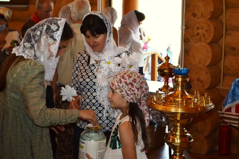 На приходах Верхнемамонского благочиния продолжается благотворительная акция «Белый цветок»
