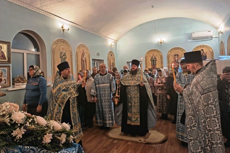 В канун престольного праздника храма Введения во храм Пресвятой Богородицы поселка Ольховатка совершено торжественное богослужение