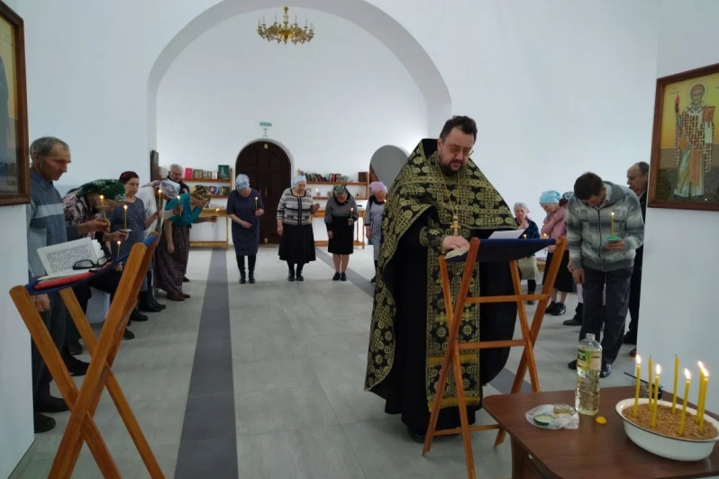 В храме святого мученика Иоанна Воина города Богучар священник совершил Таинство Соборования для прихожан