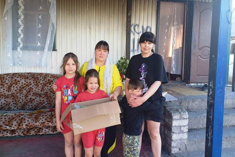 Петропавловский храм передал пасхальные продуктовые подарки двум многодетным семьям