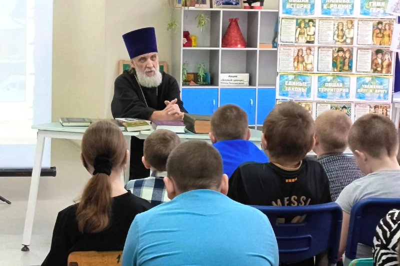 Протоиерей Евгений Сорокин провел увлекательное занятие о первой печатной книге на Руси в рамках Дня православной книги