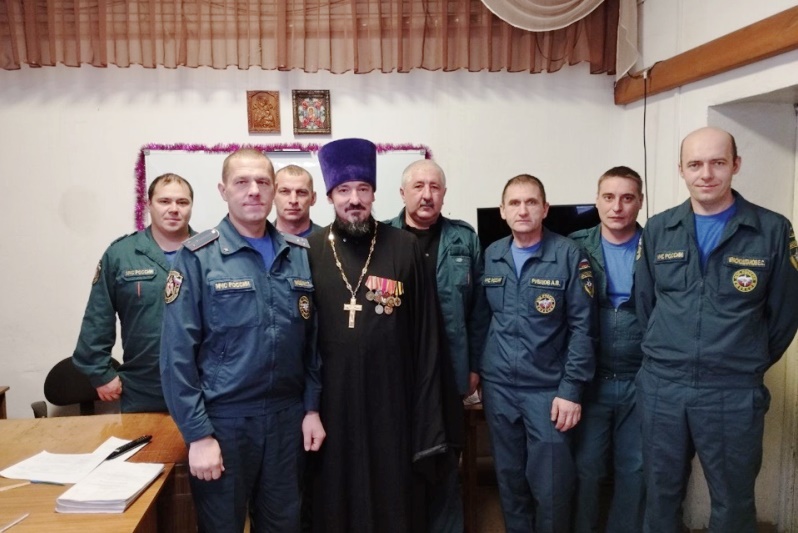  В преддверии праздника Дня спасателя священник посетил ПСЧ №39 поселка Каменка