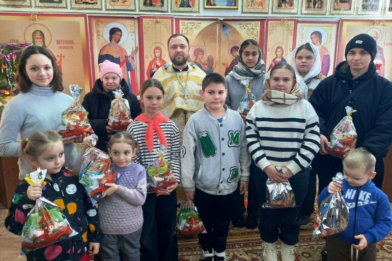 Священнослужитель поздравлял детей с Рождеством Христовым на приходах Богучарского благочиния Кантемировского района