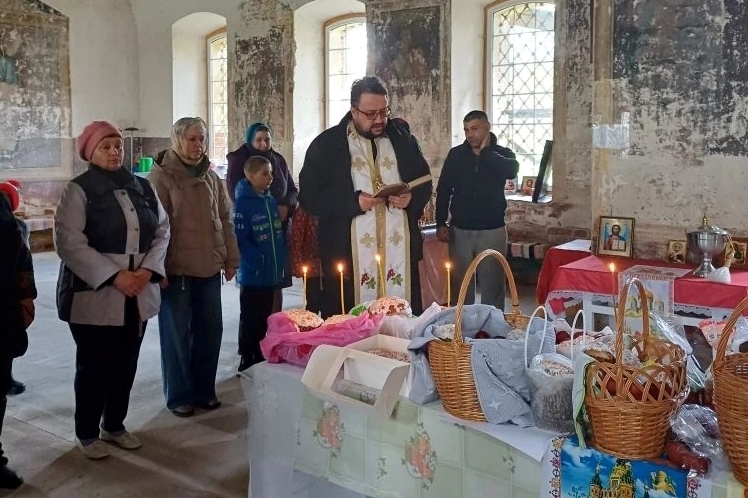 Великая суббота в Богучарском районе: священник освятил пасхальную снедь на сельских приходах