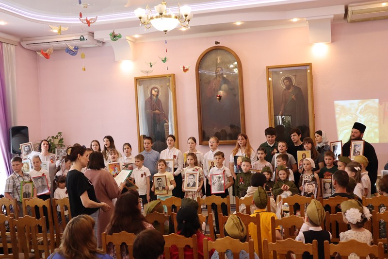 Воспитанники воскресной школы «Добро» Свято-Ильинского кафедрального собора города Россоши вместе отпраздновали День Победы