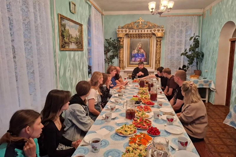 В трапезной Казанского храма прошел показ фильма «Притчи» и поздравление матушки Надежды