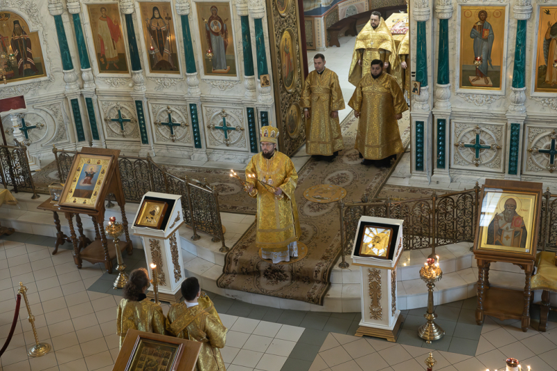 Преосвященнейший епископ Дионисий возглавил воскресное богослужение в Свято-Ильинском кафедральном соборе города Россошь