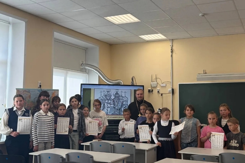 Учащиеся Дроздовской СОШ в преддверии Дня славянской письменности и культуры встретились с настоятелем Преображенского храма села Заболотовка