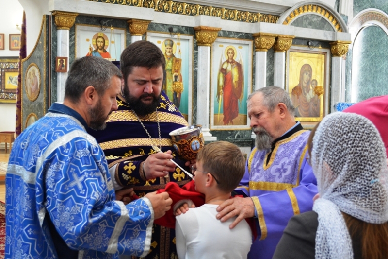 В Казанском храме города Павловска молитвенно отметили праздник Воздвижения Креста Господня