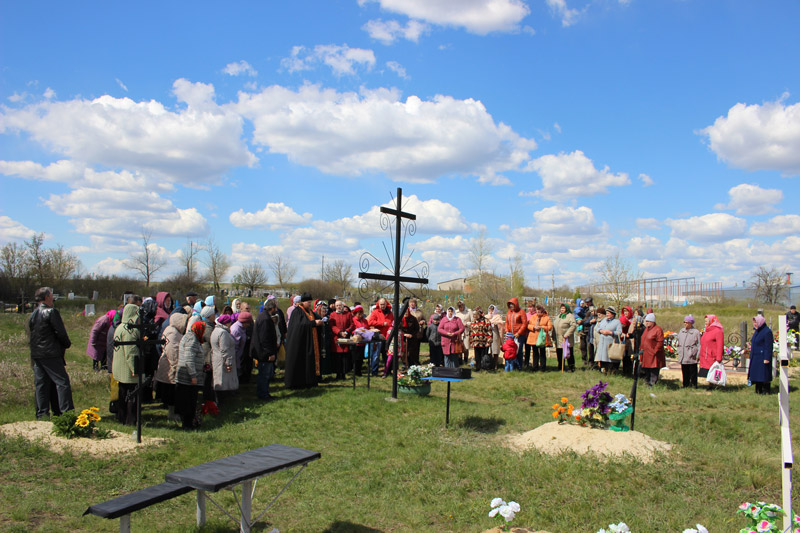 Радоница. Заупокойные богослужения  на кладбищах Верхнего Мамона
