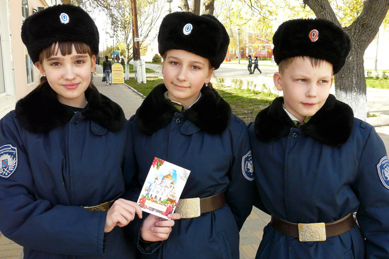 Острогожские кадеты-казаки участвуют в пасхальной благотворительной акции