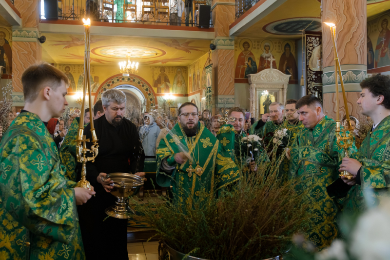 В канун праздника Входа Господня в Иерусалим Архипастырь совершил всенощное бдение в Свято-Ильинском кафедральном соборе города Россоши