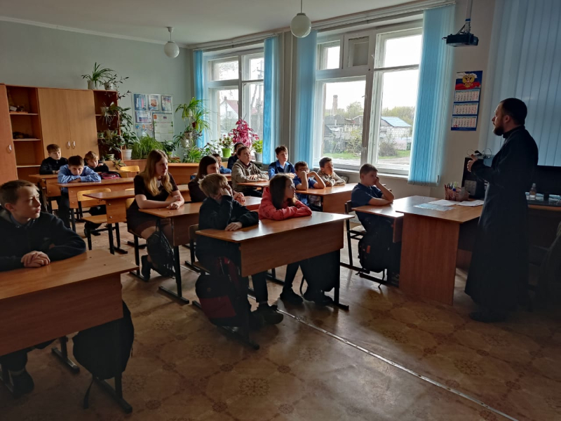 Настоятель Михайло-Архангельского храма встретился с учащимися Воронцовской школы