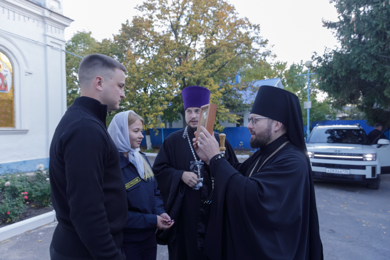 Епископ Россошанский и Острогожский Дионисий благословил на вступление в брак Арсения Белова и Евгению Троцевскую