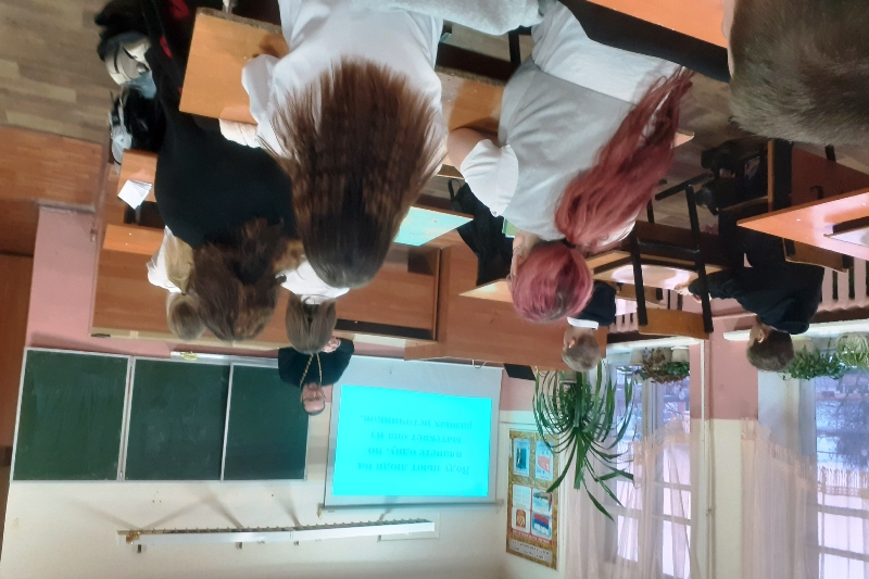 Духовно-нравственные ориентиры: священнослужитель пообщался с учениками средней школы № 6 города Острогожска