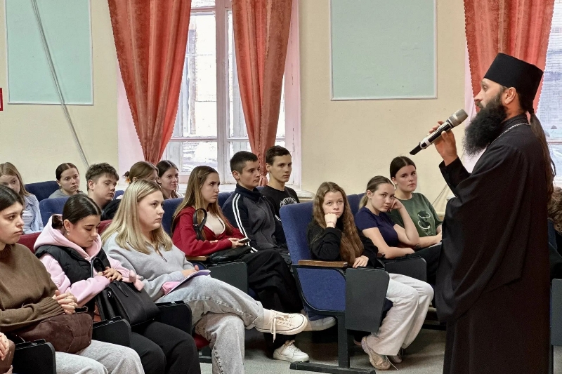 Священнослужитель провел просветительскую встречу со студентами Россошанского филиала Губернского педагогического колледжа