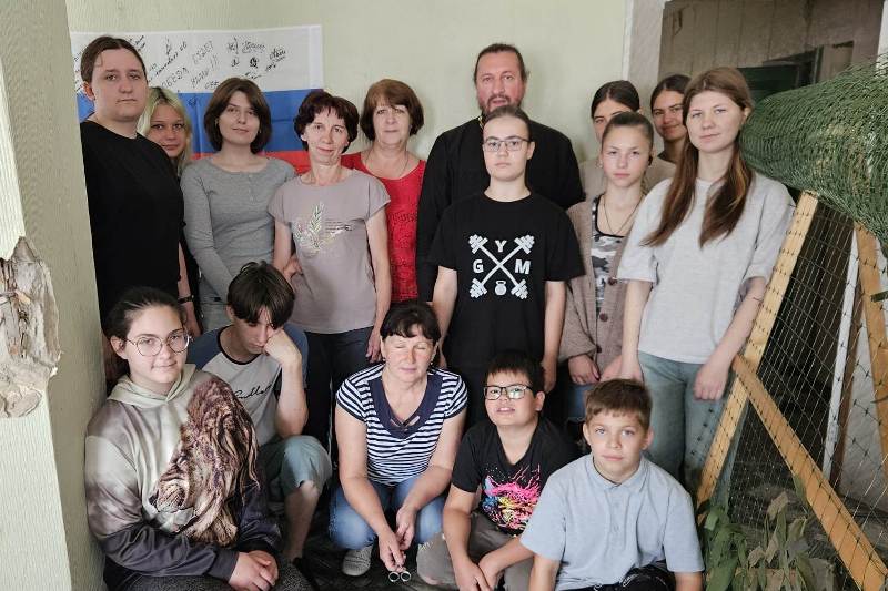 Воспитанники воскресной школы при Успенском храме города Калач присоединились к плетению сетей для нужд фронта