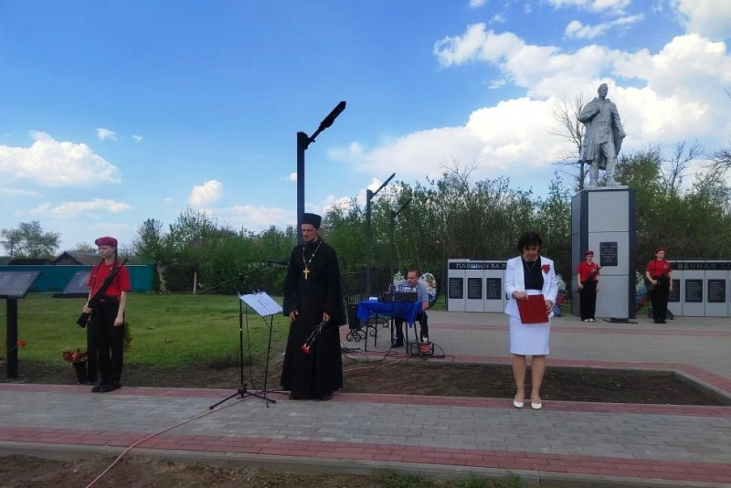 Настоятель храма Преображения Господня села Новая Криуша иерей Никита Кравцов принял участие в открытии мемориальных досок