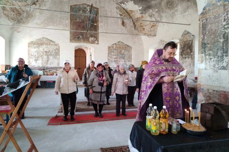 На приходах Богучарского благочиния священнослужитель совершил Таинство Соборования в преддверии Страстной седмицы