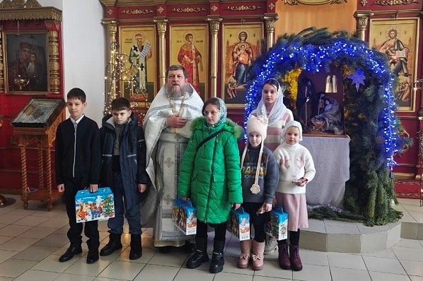 В Покровском храме села Шапошниковка поздравили детей с праздником Рождества Христова