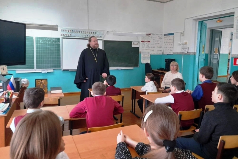 В МКОУ Хохол-Тростянская ООШ прошел урок, посвященный Дню православной книги