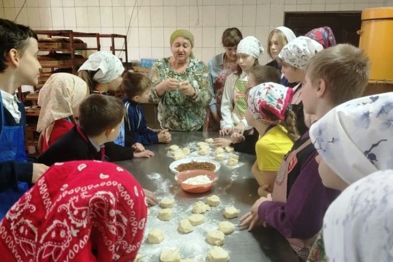 Воспитанники воскресной группы при Петропавловском храме приняли участие в мастер-классе по изготовлению жаворонков