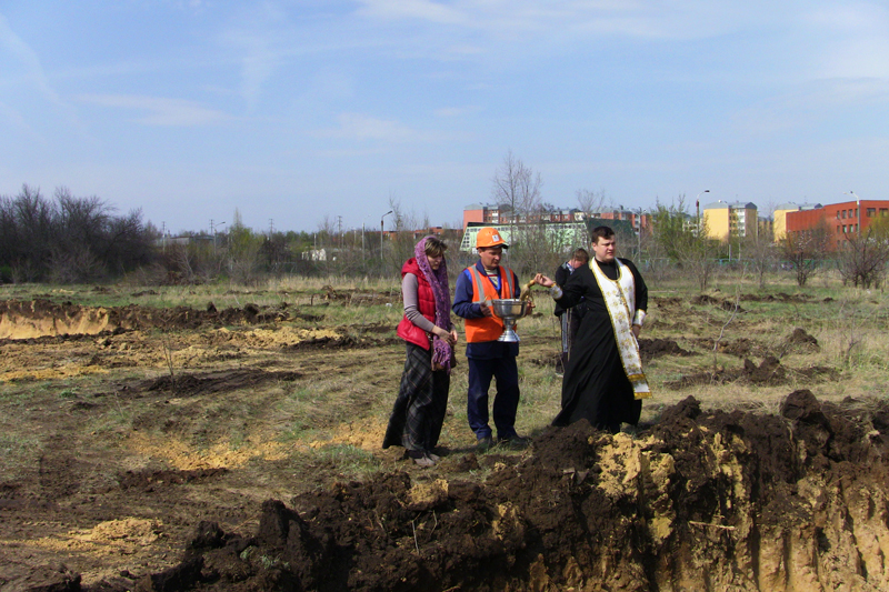 Благочинный Богучарского церковного округа благословил строителей, трудящихся над возведением военного городка