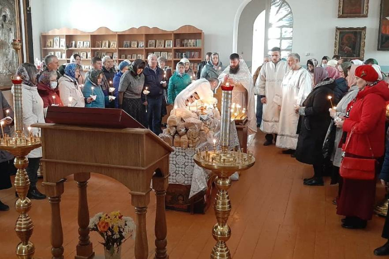В Казанском храме была совершена Литургия Иоанна Златоуста и панихида по усопшим  