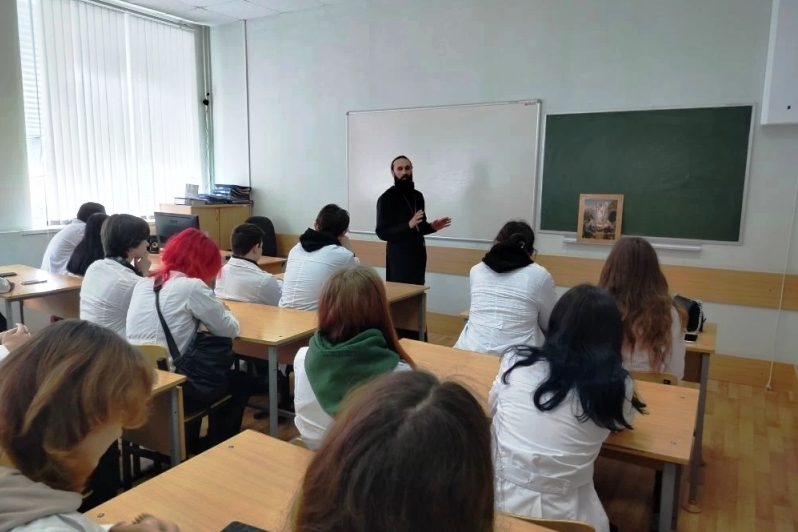 Священнослужитель провел беседу со студентами Россошанского медицинского колледжа о празднике Воскресения Христова