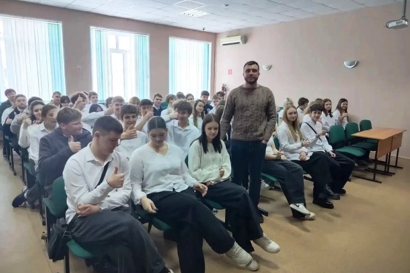 В МКОУ СОШ №24 города Россошь состоялась просветительская интерактивная встреча «Счастье и удовольствие: как химические вещества ломают психику и мозг»