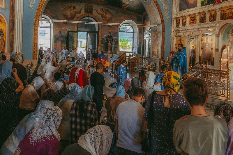 В день престольного праздника в храме Успения Пресвятой Богородицы города Калач совершено торжественное богослужение