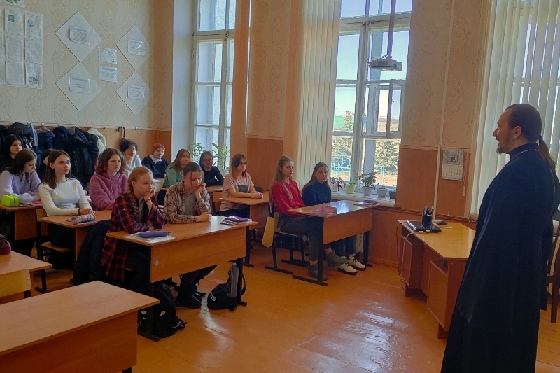 Состоялась встреча студенток павловского педагогического колледжа и настоятеля Покровского храма города Павловск