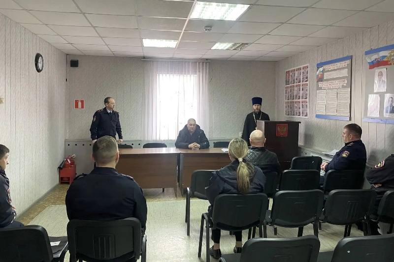 Настоятель храма святых апостолов Петра и Павла села Петропавловка иерей Ярослав Манохин с рабочим визитом посетил местный отдел МВД России