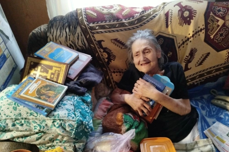 Жительнице Калача передали духовную литературу по запросу на линию «Милосердие»