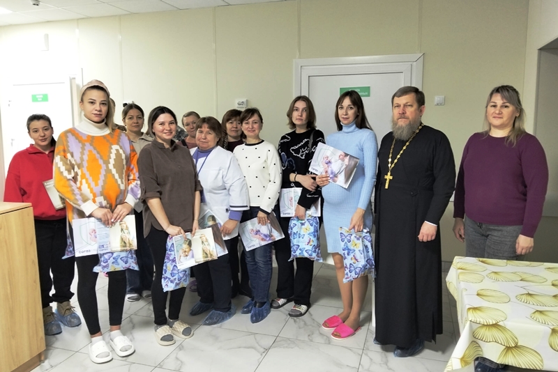 В р. п. Ольховатка будущих мам священник поздравил с праздником