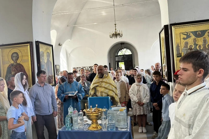 В Казанском храме города Павловска совершен молебен о начале учебного года