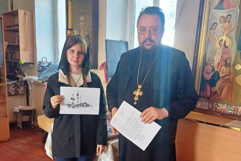 Настоятель Петропавловского храма провел встречу с ученицей местной школы, принимающей участие в краеведческом конкурсе