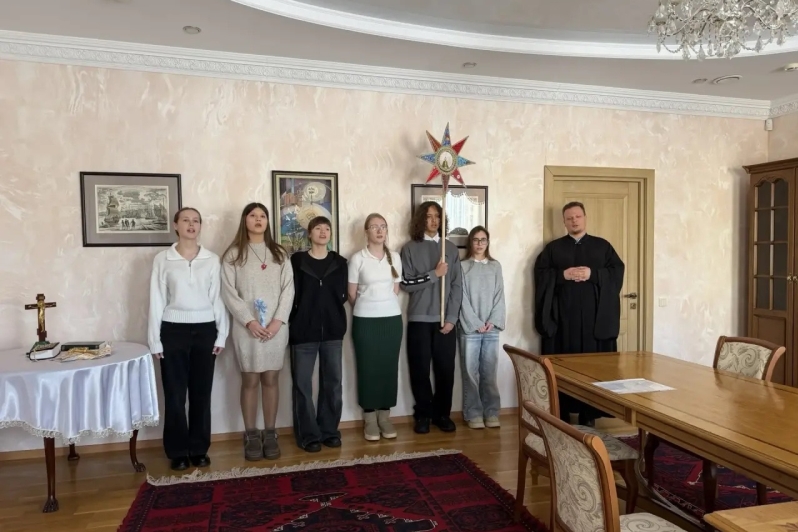 Молодежный актив Свято-Ильинского кафедрального собора города Россоши поздравил архипастыря с Рождеством Христовым