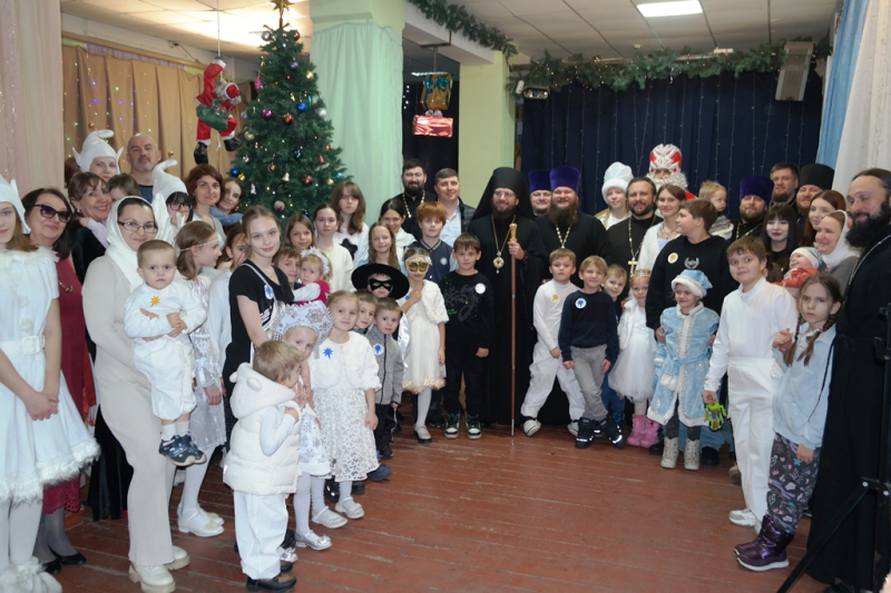 Епископ Россошанский и Острогожский Дионисий посетил Архиерейскую Рождественскую елку в драматическом театре «Рамс» города Россошь