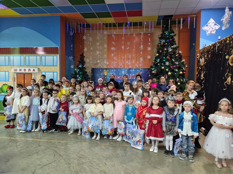 В городе Россоши в честь Рождества Христова состоялся детский праздник в рамках благотворительной акции