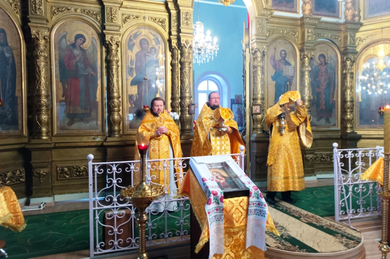 В храме святителя Афанасия Великого села Солдатское молитвенно отметили престольный праздник