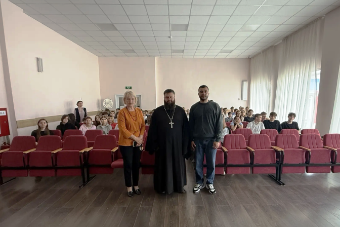 В МБОУ «Каменская СОШ № 2» прошла просветительская встреча на тему «Счастье и удовольствие: как химические вещества ломают психику и мозг»