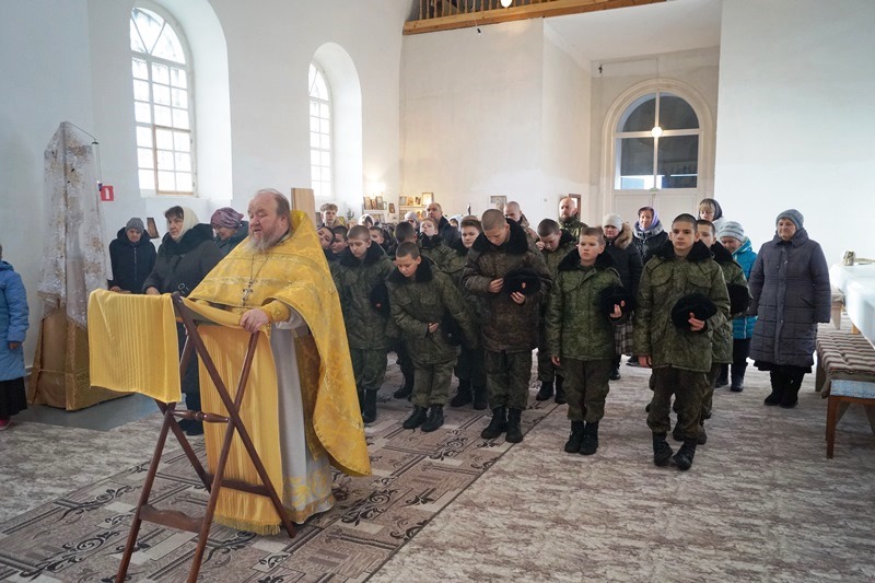 В с. Гороховка Верхнемамонского района священник отслужил Божественную литургию для кадетов Матвея Платова казачьего кадетского корпуса