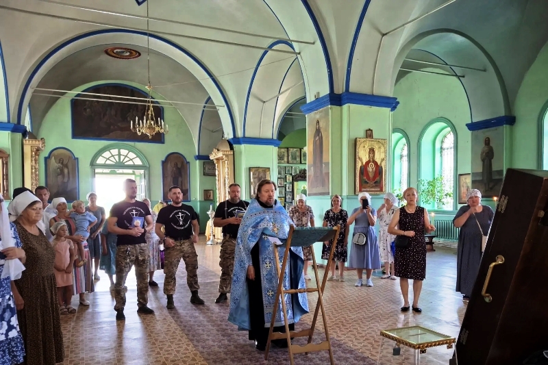 Участники казачьего крестного хода с иконой Божией Матери «Избавительница от бед» (Ташлинская) посетили село Солдатское Острогожского благочиния