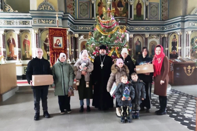 В дни празднования Рождества Христова в храме Святой Живоначальной Троицы в рп. Кантемировка поздравили детей