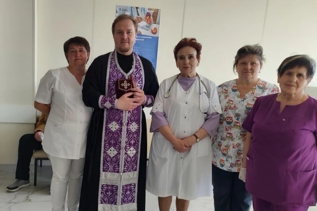 Настоятель Преображенского храма села Заболотовка посетил Ольховатскую районную больницу