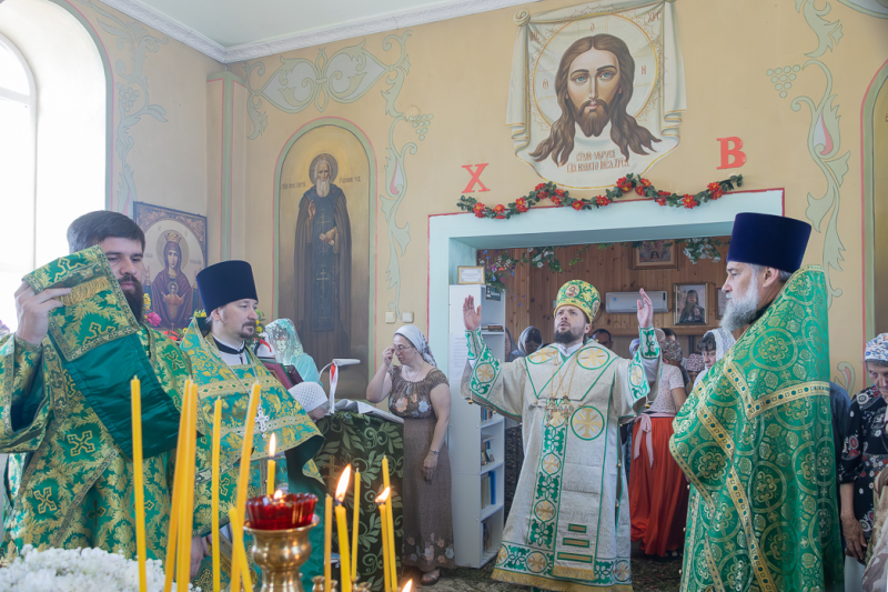 В праздник Святой Троицы Правящий Архиерей совершил Литургию в Свято-Троицком храме г. Россошь