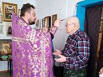 На приходах Богучарского благочиния священнослужитель совершил Таинство Соборования в преддверии Страстной седмицы