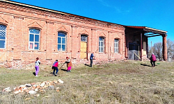 Ежегодная уборка на территории руинированного храма к Пасхе: прихожане объединились ради общего дела