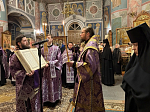 В канун Недели Крестопоклонной Преосвященнейший епископ Дионисий совершил всенощное бдение с чином выноса Креста в Свято-Троицком соборе Серафимо-Дивеевского монастыря